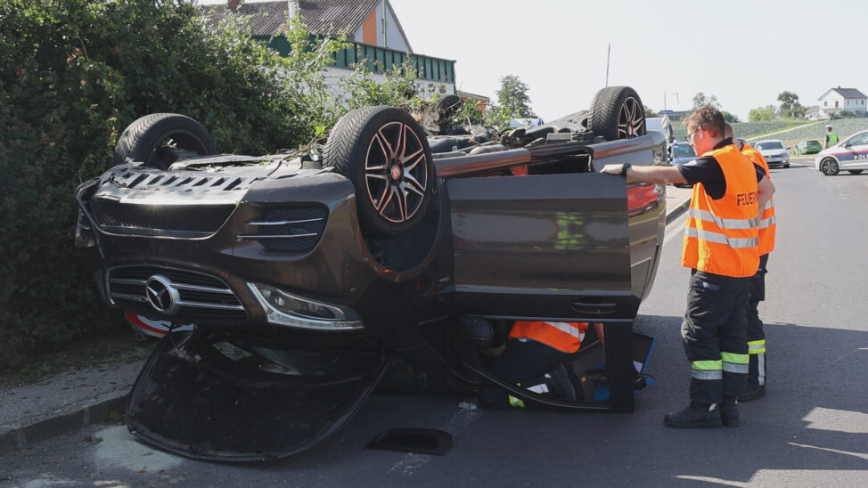 Auto bei Unfall auf Innviertler Straße in Wels-Puchberg am Dach liegend zum Stillstand gekommen